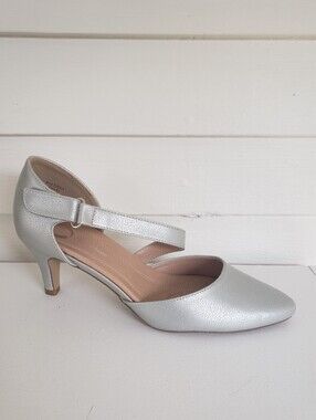 Journee Collection Tillis Silver Kitten Heel Pumps Size 9.5